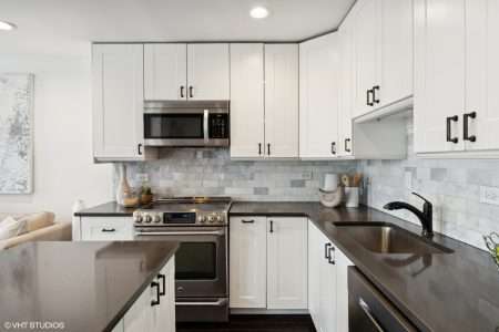 09_21WGoetheSt_18B_177001_Kitchen_MRED_2000x1333