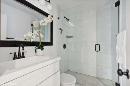 14_21WGoetheSt_18B_8_Bathroom_MRED_2000x1333