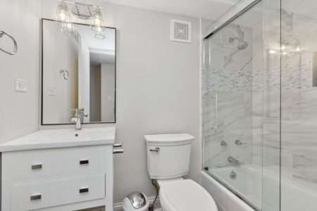 22_2309NGenevaTer_8_Bathroom_HiRes