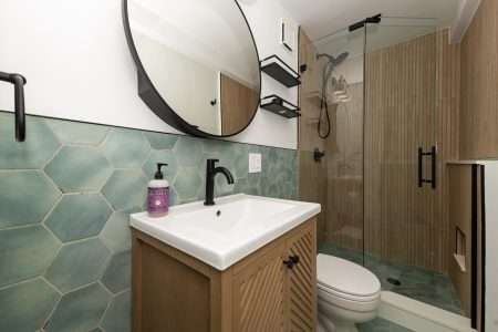 12_1540NStatePkwyUnit6D_9_2ndBathroom_HiRes