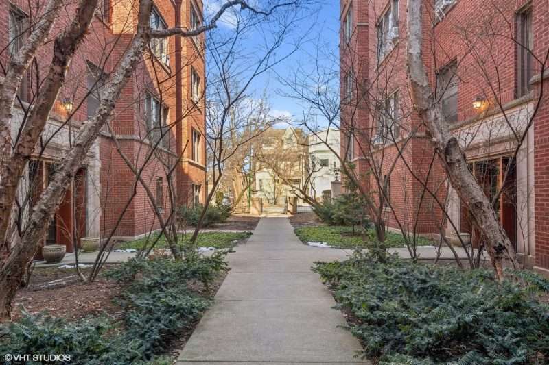 Address: 1323 W Addison St Unit 3A, Chicago, IL 60613